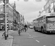 857298 Afbeelding van de verkeersdrukte in de Voorstraat te Utrecht, ter hoogte van de hoek met de Predikherenstraat (links).